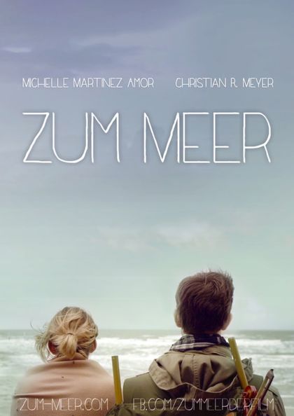 Das Filmposter zu 'Zum Meer'. Tristan und Miriam blicken auf das offene Meer hinaus.