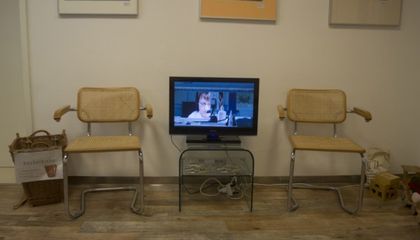 “Die weißen Engel' läuft im Wartezimmer der Praxis